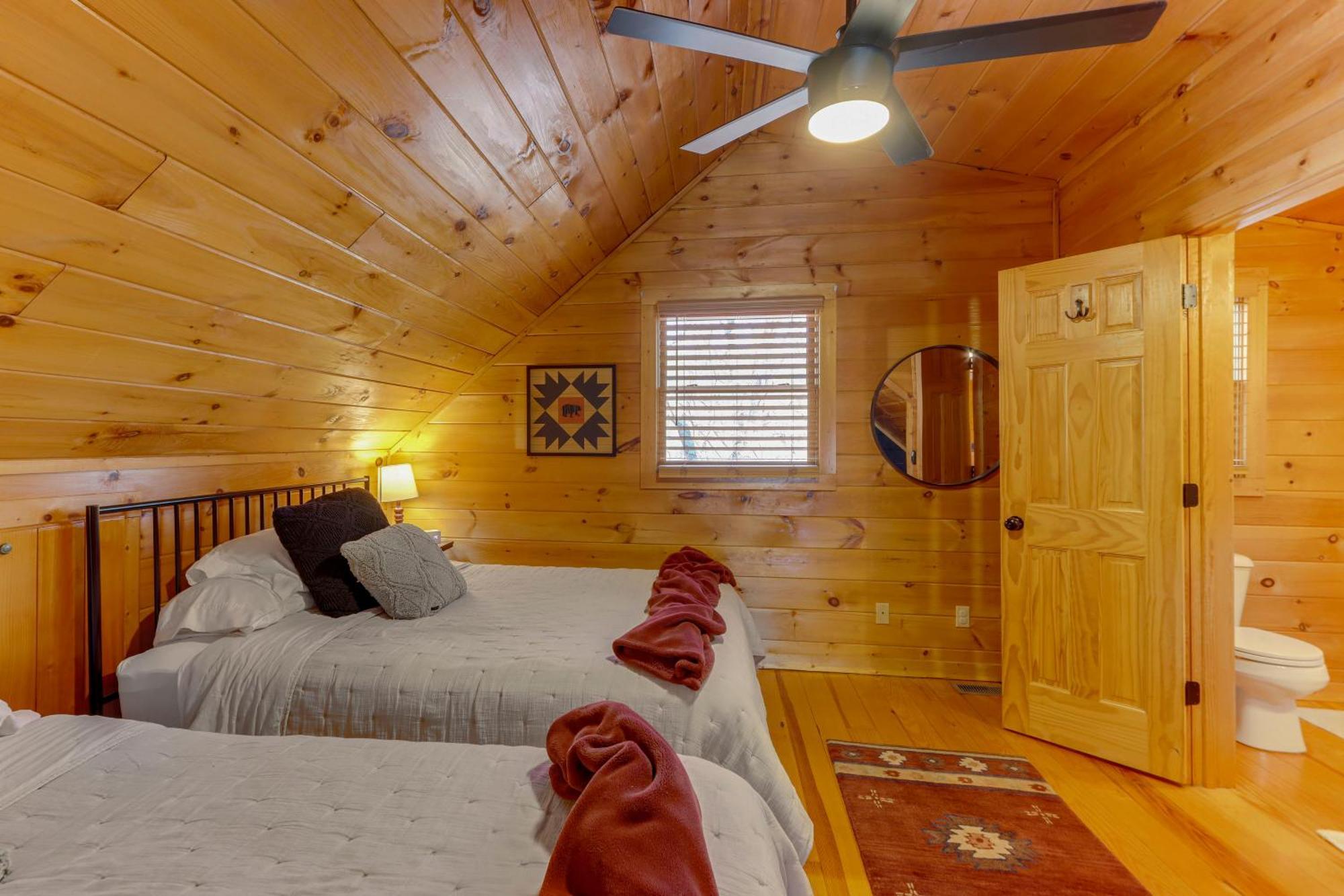 Blue Ridge Cabin Hot Tub, Fire Pit And Grill! Экстерьер фото